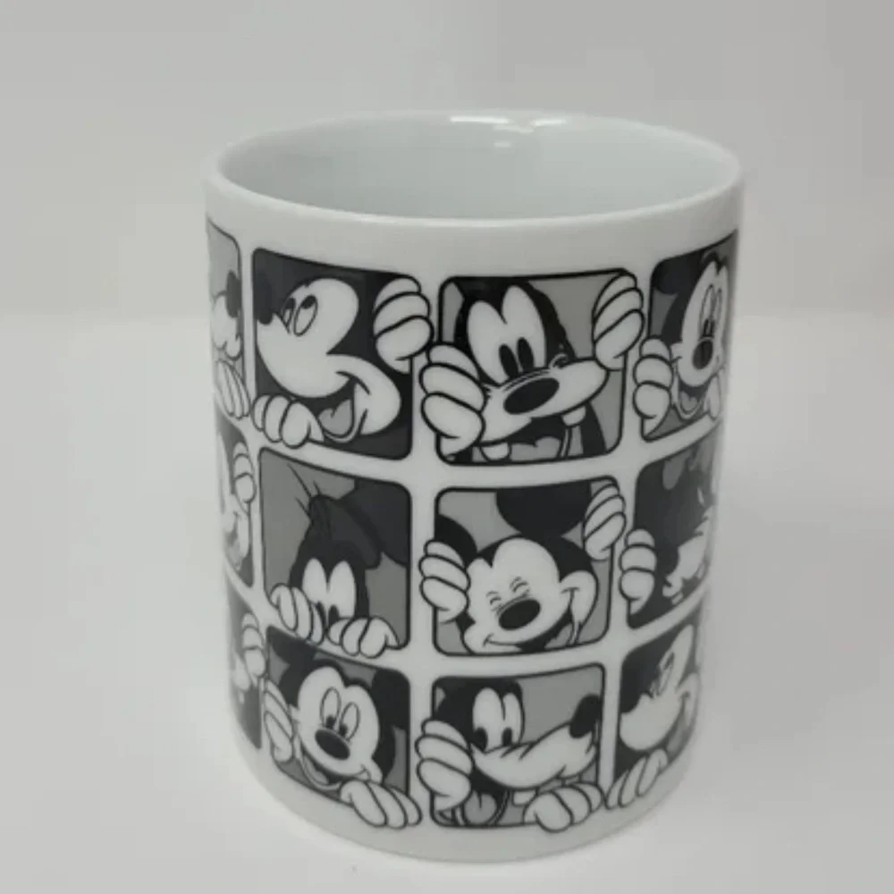 ❤️ BNWOT Disney Mickey Mouse and Goofy Black and White Mug Unisex Gift - Picture 3 of 6